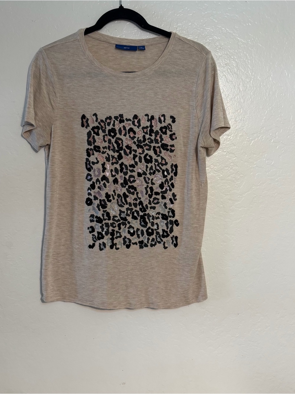 Apt. 9 Beige Short Sleeve Tee with Black & Pink Leopard Print Medium